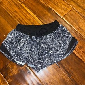 lululemon - hotty hot shorts - B&W Paisley Print with mesh side